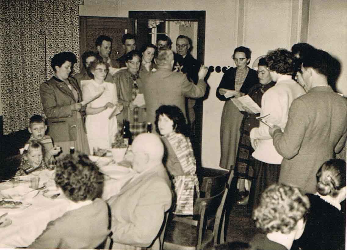 Kirchenchor singt auf Silberhochzeit Ende 50er bearbeitet 1
