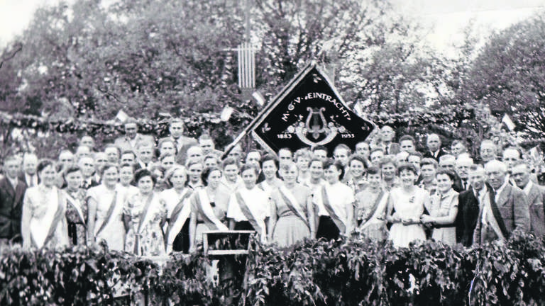 225068 1951113601 bessere zeiten im juni 1954 wurde neue fahne maennergesangvereins altenstaedt feierlich geweiht damals musste sich chor nic 3a70