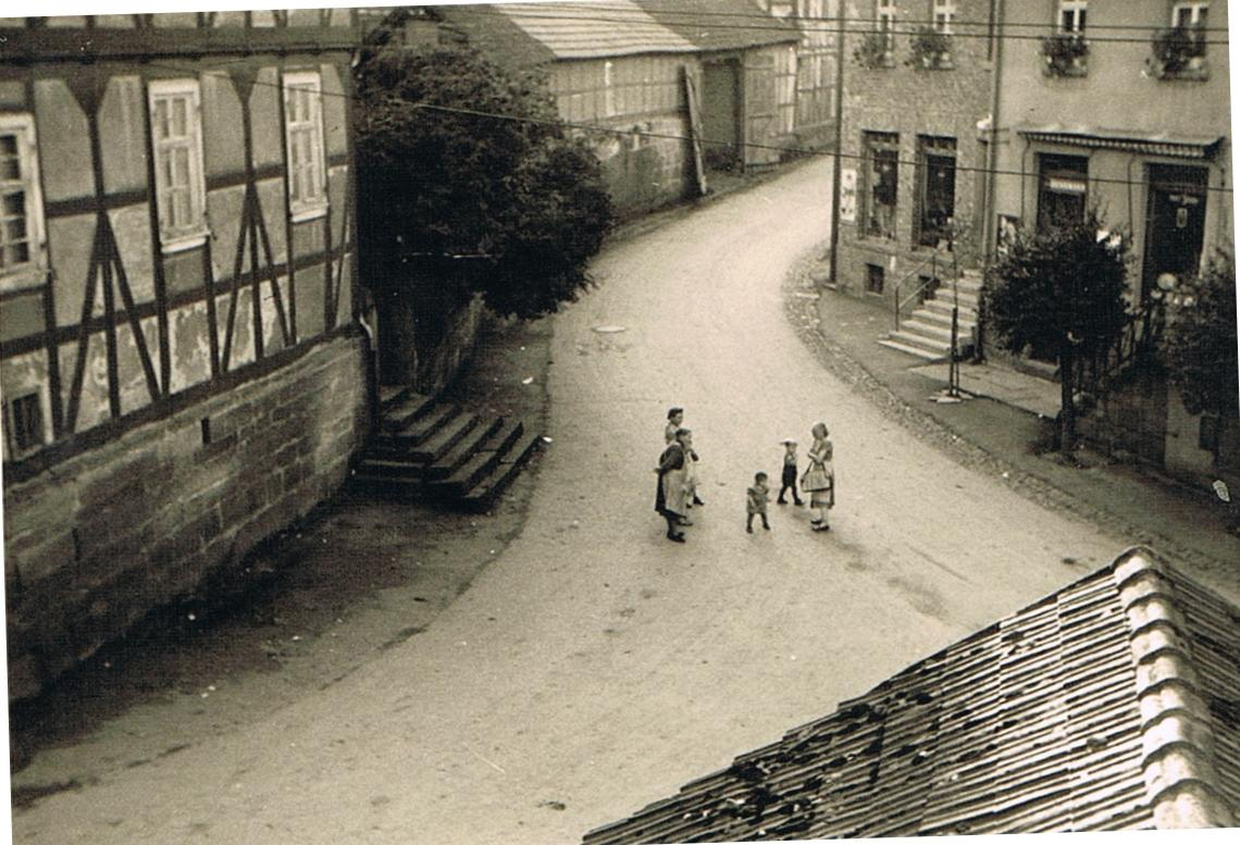 Tratsch vor Schnellenpfeils Laden