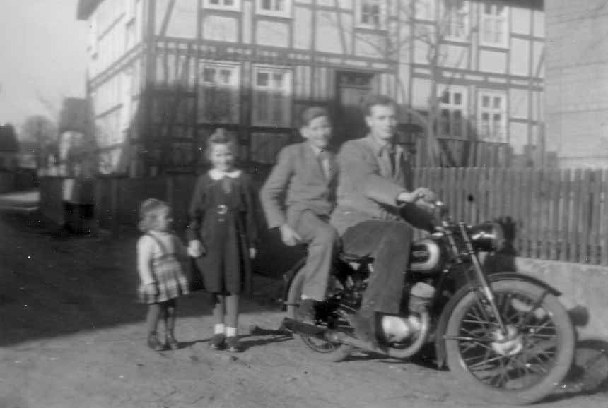 Lozerich Schwarz Modell Triumph BDG 125 